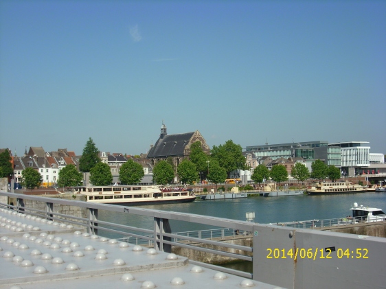 Blick auf Maastricht, in der Mitte "altes Maastricht", rechts im Bild eine moderne Einkaufspassage (Bild: eigen)